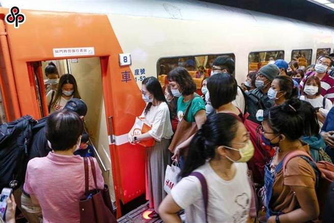 返乡人潮示意图。图为过去台铁列车人潮。（本报系资料照）