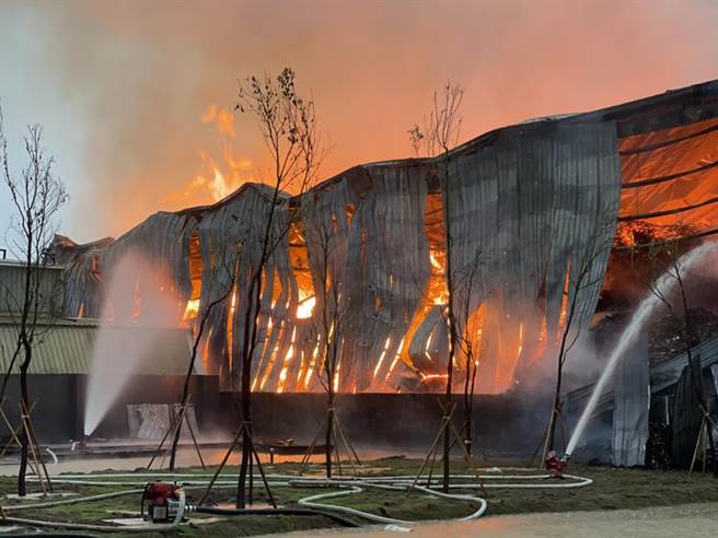 台南市官田區一間木材工廠今天凌晨3點多傳出火警，目前仍在處理殘火。（讀者提供／劉秀芬台南傳真）