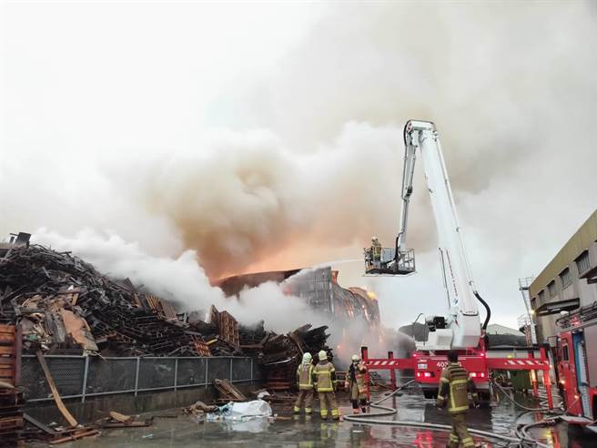 台南市官田區一間木材工廠今天凌晨3點多傳出火警，目前仍在處理殘火。（讀者提供／劉秀芬台南傳真）