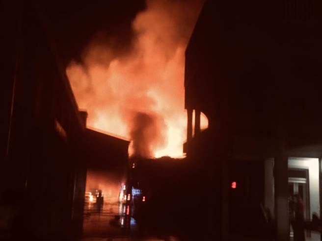 台南市官田區一間木材工廠今天凌晨3點多傳出火警，目前仍然在處理殘火。（讀者提供／劉秀芬台南傳真）