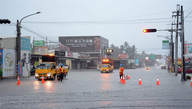 长治乡低洼地区陆续传出淹水，相关单位也出动警戒。(林和生摄)