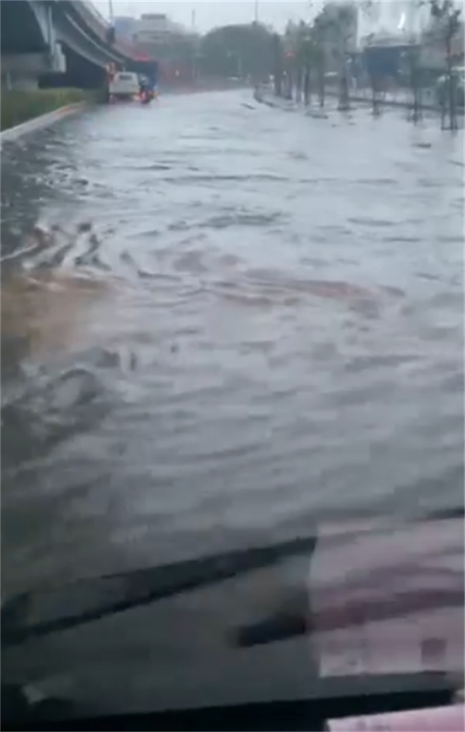 高速公路交流道淹水，車在水裡奔馳。（翻攝自 高雄大小事）
