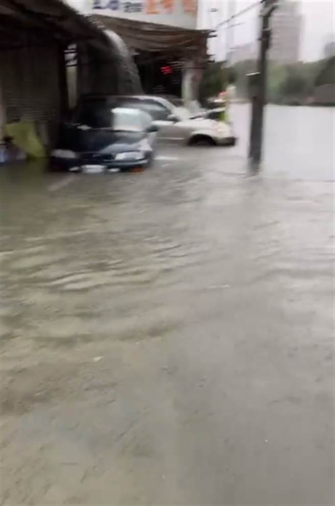 高雄文衡路与建国路口也淹一大片，车子都泡在水里。（翻摄自 张嘉玲FB）