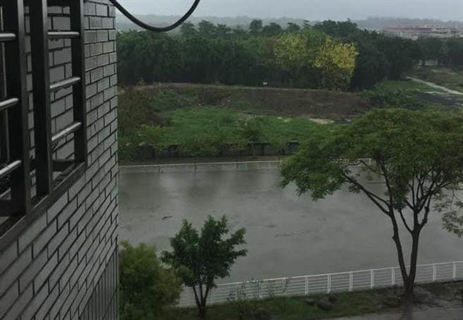 凤山溪满溢。（取自脸书「凤山人大小事」／袁庭尧高雄传真）