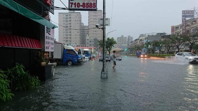 凤山建国路三段严重积水。（取自脸书「凤山人大小事」／袁庭尧高雄传真）