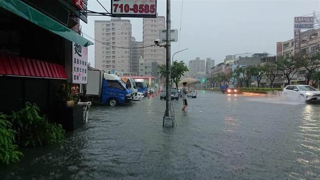 凤山建国路三段严重积水。（取自脸书「凤山人大小事」／袁庭尧高雄传真）
