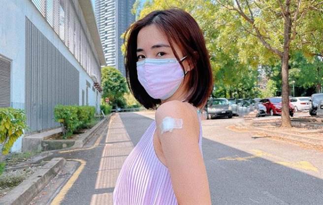 陈子颖施打完AZ疫苗。（图／IG@ emilyzying）
