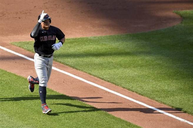 印地安人台湾好手张育成敲出本季首轰。（美联社）