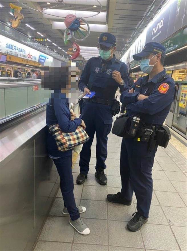 60多岁唐姓妇人申请警方护钞，经警方耐心询问50万现金用途识破诈骗集团手法。（图：本报资料照）