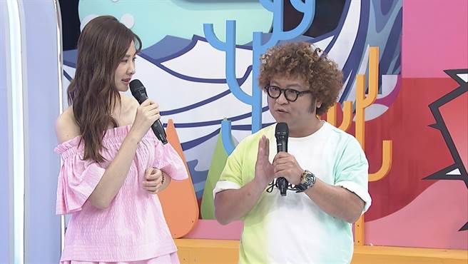 《同学来了》安心亚(左)、纳豆(右)讨论废除不合理家规。(图／中天综合台提供)