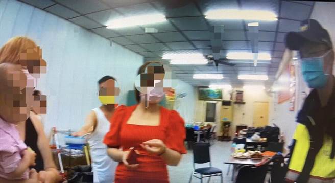 归仁警分局查获外籍移工在餐厅吃饭聊天群聚。（警方提供／曹婷婷台南传真）