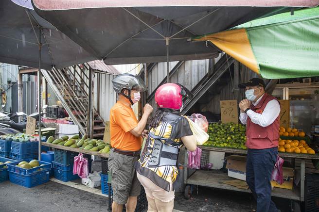 新北市长侯友宜今（6日）前往传统市场视察。（新北市新闻局提供）