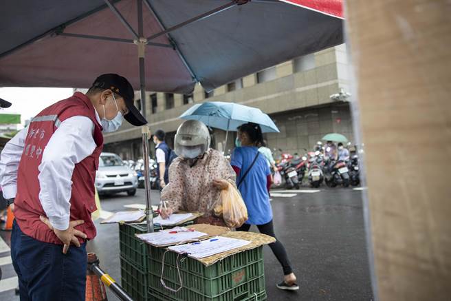 新北市长侯友宜今（6）日一早前往三重区水流公市场及板桥区黄石市场视察人流管制情形。（新北市新闻局提供）