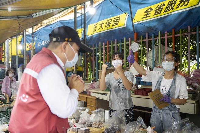 新北市长侯友宜今（6）日一早前往三重区水流公市场及板桥区黄石市场视察人流管制情形。（新北市新闻局提供）