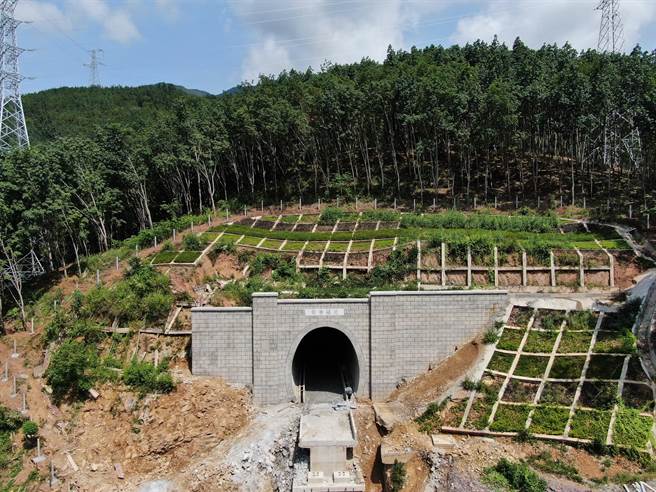 中新社報導，中國鐵路昆明局集團透露，經過4年晝夜奮戰，中寮鐵路景寨隧道安全貫通。（新華社）