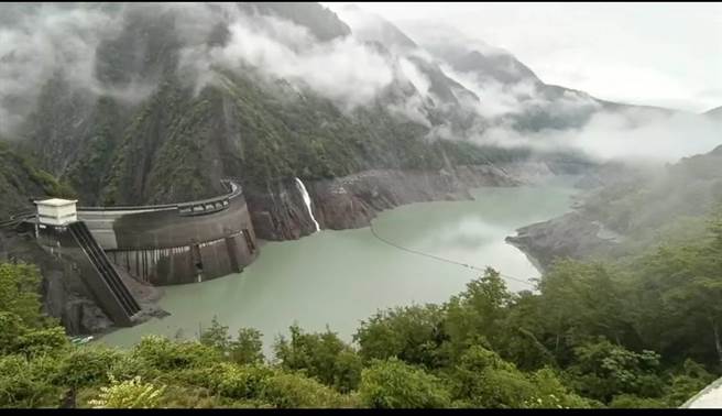 德基水库从原本几近见底，一周以来在两波梅雨助攻下，水库进帐非常可观，蓄水率回升至10%。（民眾提供／陈淑娥台中传真）