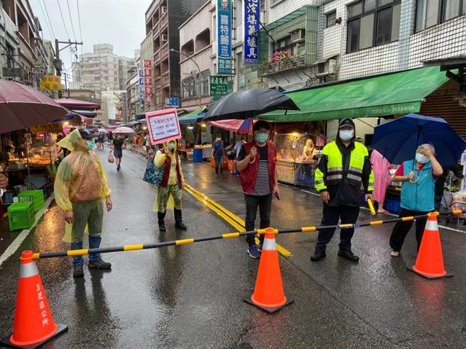 新北市淡水警分局上午持续配合区公所执行管制，防止人流群聚。（淡水警分局提供）