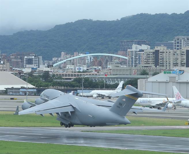美国联邦参议员谭美、苏利文及昆斯率领的访问团6日经歷三个多小时旋风式访问，6日随即搭乘C-17战略丨战术运输机离台。（陈怡诚摄）