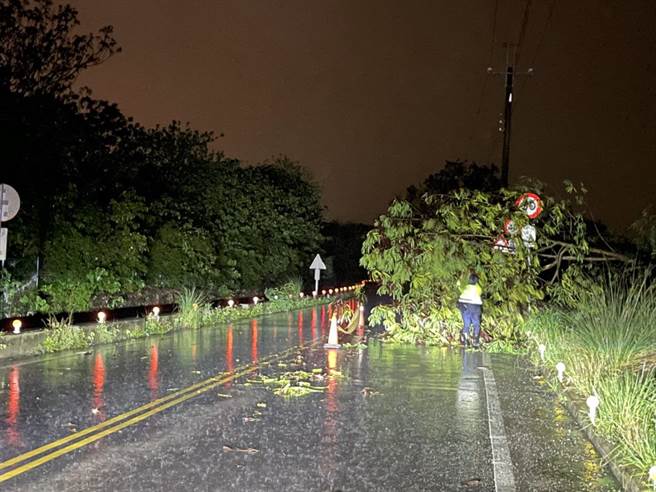 南投竹山镇100线是竹山往返集集及鹿谷主要道路，路树不敌大雨倾倒，员警冒雨徒手清理。（竹山分局提供／卢金足南投报导）