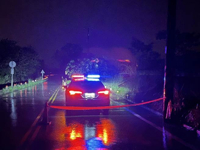 社寮派出所所长林颖与员警，深夜冒着大雨排除路障，以民眾安全为优先考量积极处理，竹山分局将给予表扬。（竹山分局提供／卢金足南投报导）