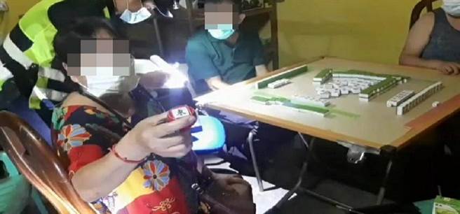 花蓮縣秀林鄉水源地區4日晚間有民眾揪4名鄰居上桌打麻將，警方趕抵現場直接將5人函報花蓮縣衛生局進行裁罰。（吉安警分局提供／羅亦晽花蓮傳真）