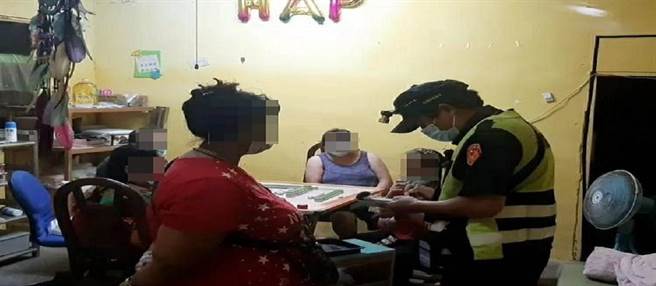 花蓮縣秀林鄉水源地區4日晚間有民眾揪4名鄰居上桌打麻將，警方趕抵現場直接將5人函報花蓮縣衛生局進行裁罰。（吉安警分局提供／羅亦晽花蓮傳真）