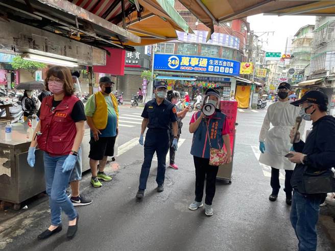 新北市永和警分局长李宏振与永和区长陈怡君今（6日）上午特别前往永和民治及六合市场视察及宣导。（永和警分局提供）