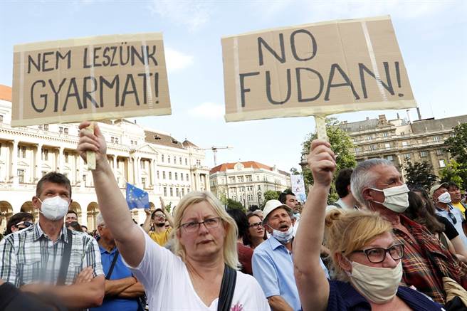 匈牙利政府計畫在布達佩斯興建上海復旦大學分校，上萬名匈牙利民眾5日上街抗議。（圖／美聯社）