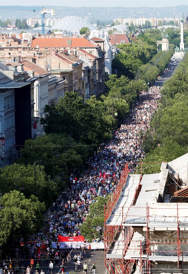 上萬名匈牙利民眾5日走上布達佩斯街頭，抗議政府興建上海復旦大學分校。（圖／路透社）