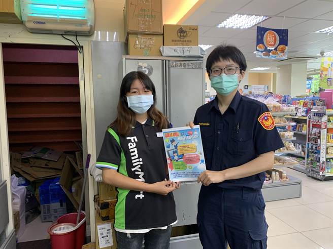 石岡分駐所派員至轄內設有ATM服務超商加強張貼防詐資訊。（東勢警分局提供／陳淑娥台中傳真）