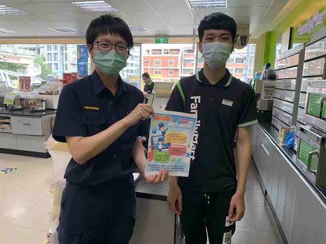 石岡分駐所派員至轄內設有ATM服務超商加強張貼防詐資訊。（東勢警分局提供／陳淑娥台中傳真）