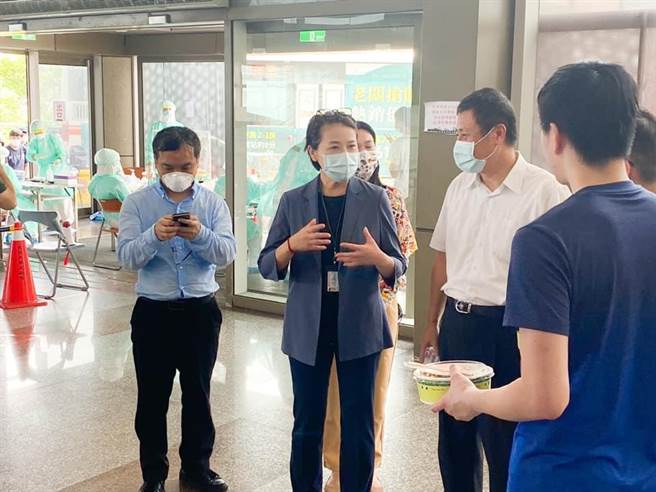 防疫如同打仗，北市副市长黄珊珊（中）表示，终于明白什么叫度日如年。（图／摘自黄珊珊脸书）