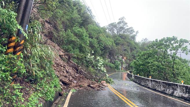 高雄山区多处路段出现落石，目前车辆仅单向可通行，，甲仙工务段等相关单位正排除中，无人车受损。(警方提供／林雅惠高雄传真)