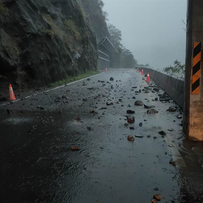 桃源区出现落石，预计撤离83位居民。(民眾提供／林雅惠高雄传真)