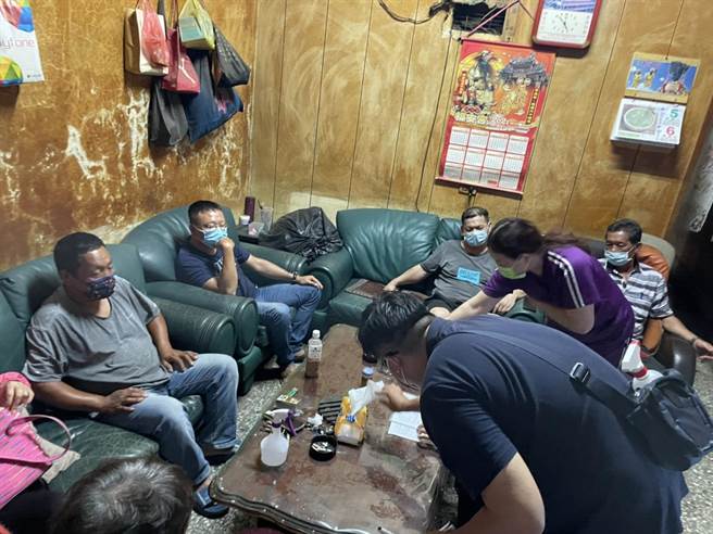 鹿港警方在福兴某民宅查获7人在室内群聚，搜证函送卫生局裁罚。（警方提供／谢琼云彰化传真）