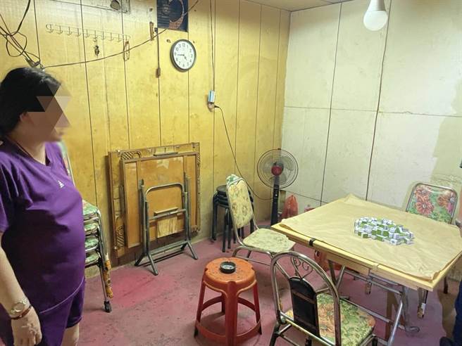 鹿港警方在福兴某民宅查获7人在室内群聚，搜证函送卫生局裁罚。（警方提供／谢琼云彰化传真）