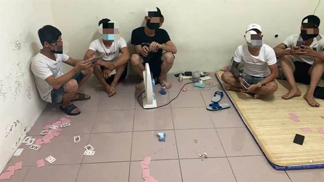 溪湖警方在埔心某处民宅移工宿舍，发现等待遣返回国的5名越南籍移工群聚打扑克牌，且完全没人戴口罩，已违反防疫规定。（警方提供／谢琼云彰化传真）