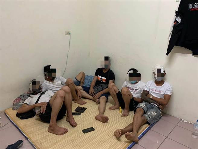 溪湖警方在埔心某处民宅移工宿舍，发现等待遣返回国的5名越南籍移工群聚打扑克牌，且完全没人戴口罩，已违反防疫规定。（警方提供／谢琼云彰化传真）