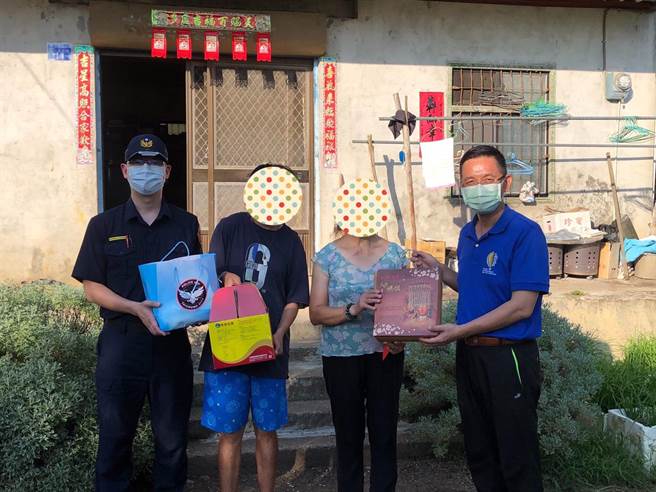 和平警分局长吴燕山慰问辖区低收入户张男一家五口，致赠爱心红包、肉粽及各类民生物资。（和平警分局提供／陈淑娥台中传真）
