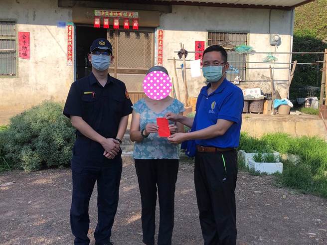 和平警分局长吴燕山慰问辖区低收入户张男一家五口，致赠爱心红包、肉粽及各类民生物资。（和平警分局提供／陈淑娥台中传真）