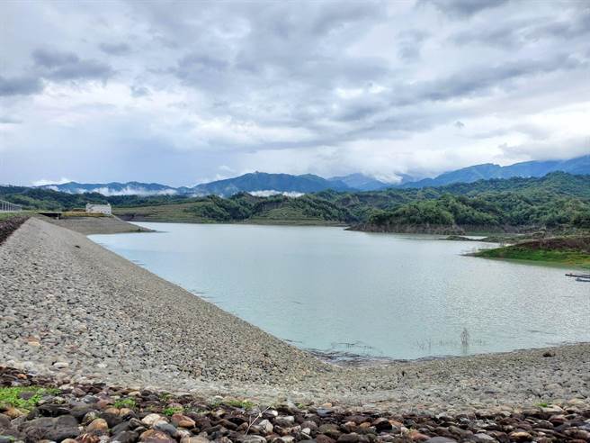 湖山水库目前水位是194.5公尺，蓄水率43％。（周丽兰摄）