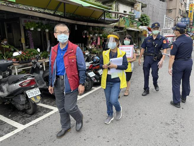 新北市新店警分局今（6日）上午持續編排警力配合區公所，針對傳統市場加強人流管制。（新店警分局提供）