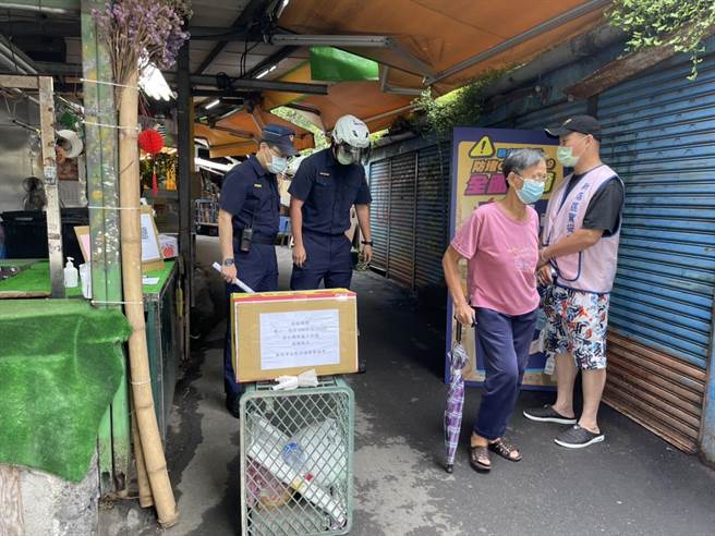 新北市新店警分局今（6日）上午持續編排警力配合區公所，針對傳統市場加強人流管制。（新店警分局提供）