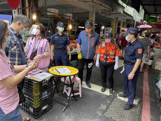 新北市新店警分局今（6日）上午持續編排警力配合區公所，針對傳統市場加強人流管制。（新店警分局提供）