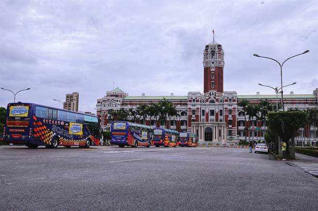国民党发起20辆游览车「挺医护、要疫苗」活动，参与的游览车6日中午一字排开，未鸣按喇叭，安静地往总统府前进，表达人民的诉求。(黄世麒摄)