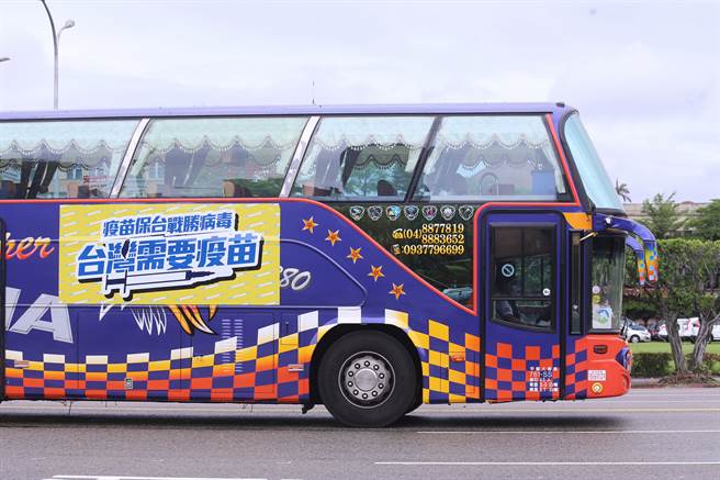 国民党发起20辆游览车「挺医护、要疫苗」活动，参与的游览车6日中午一字排开，未鸣按喇叭，安静地往总统府前进，表达人民的诉求。(黄世麒摄)