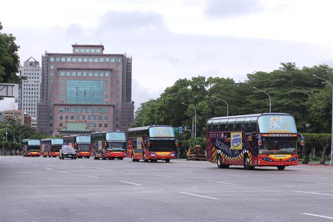 国民党发起20辆游览车「挺医护、要疫苗」活动，参与的游览车6日中午一字排开，未鸣按喇叭，安静地往总统府前进，表达人民的诉求。(黄世麒摄)