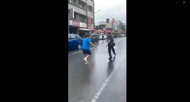 老翁手持锥子与警察在街上追逐。（摘自爆废公社脸书）