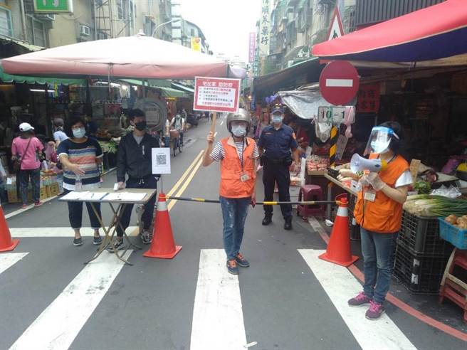 新北市新庄警分局自6月1日至6日共动员近千名人次的警力，配合区公所执行市场防疫勤务及热区巡逻。（新庄警分局提供）