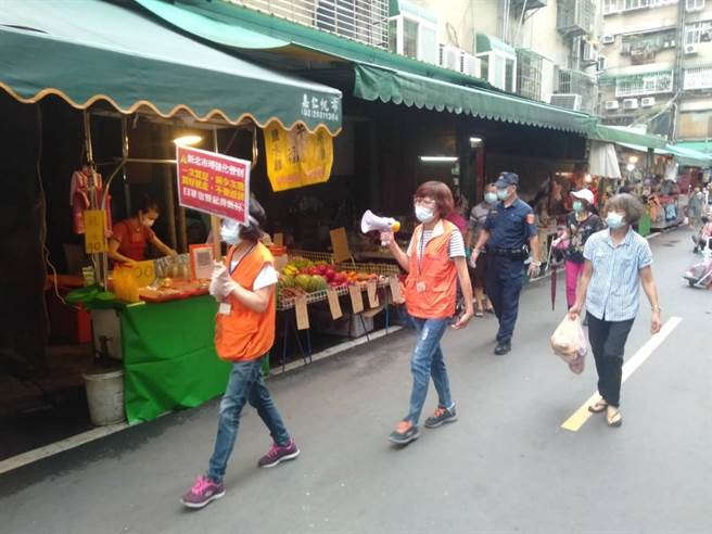 新北市新庄警分局自6月1日至6日共动员近千名人次的警力，配合区公所执行市场防疫勤务及热区巡逻。（新庄警分局提供）